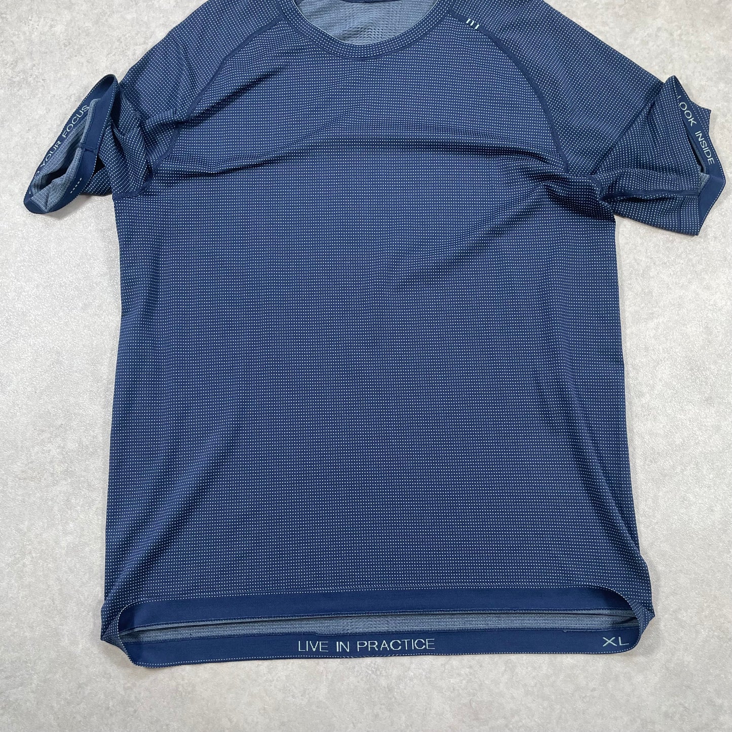 Lululemon metal vent tech top “Line Graphic edition” Blue (XL)