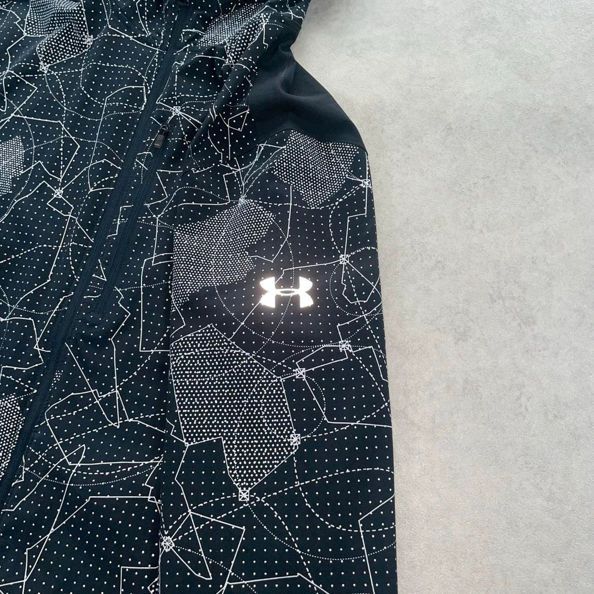 Under Armour Outrun The Storm Windbreaker “Black,White” (Size M Mens)