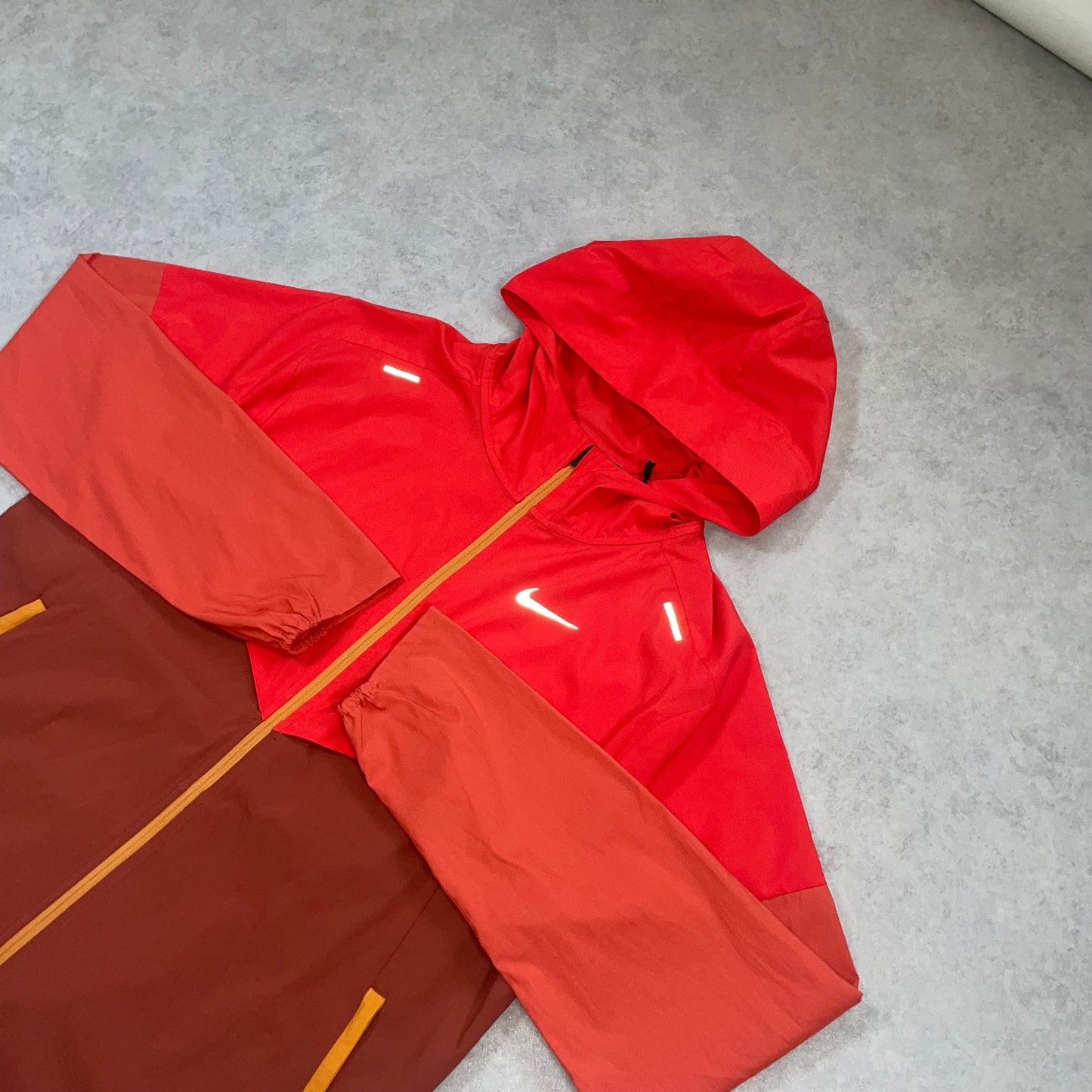 Nike Packable Windrunner “Habanero Red” (S)