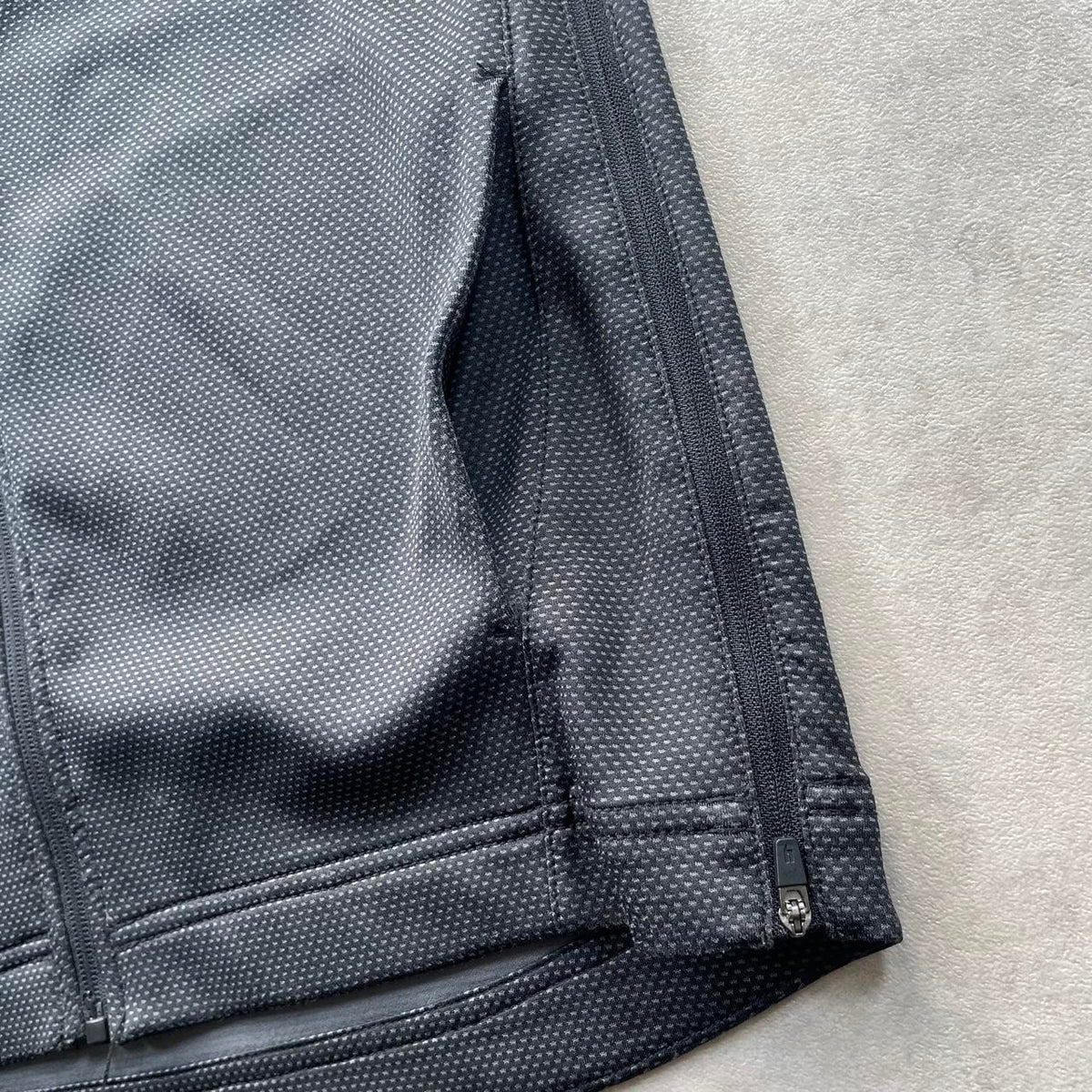Yelir World Old Season Tracksuit “Black,Grey” (Size Medium)