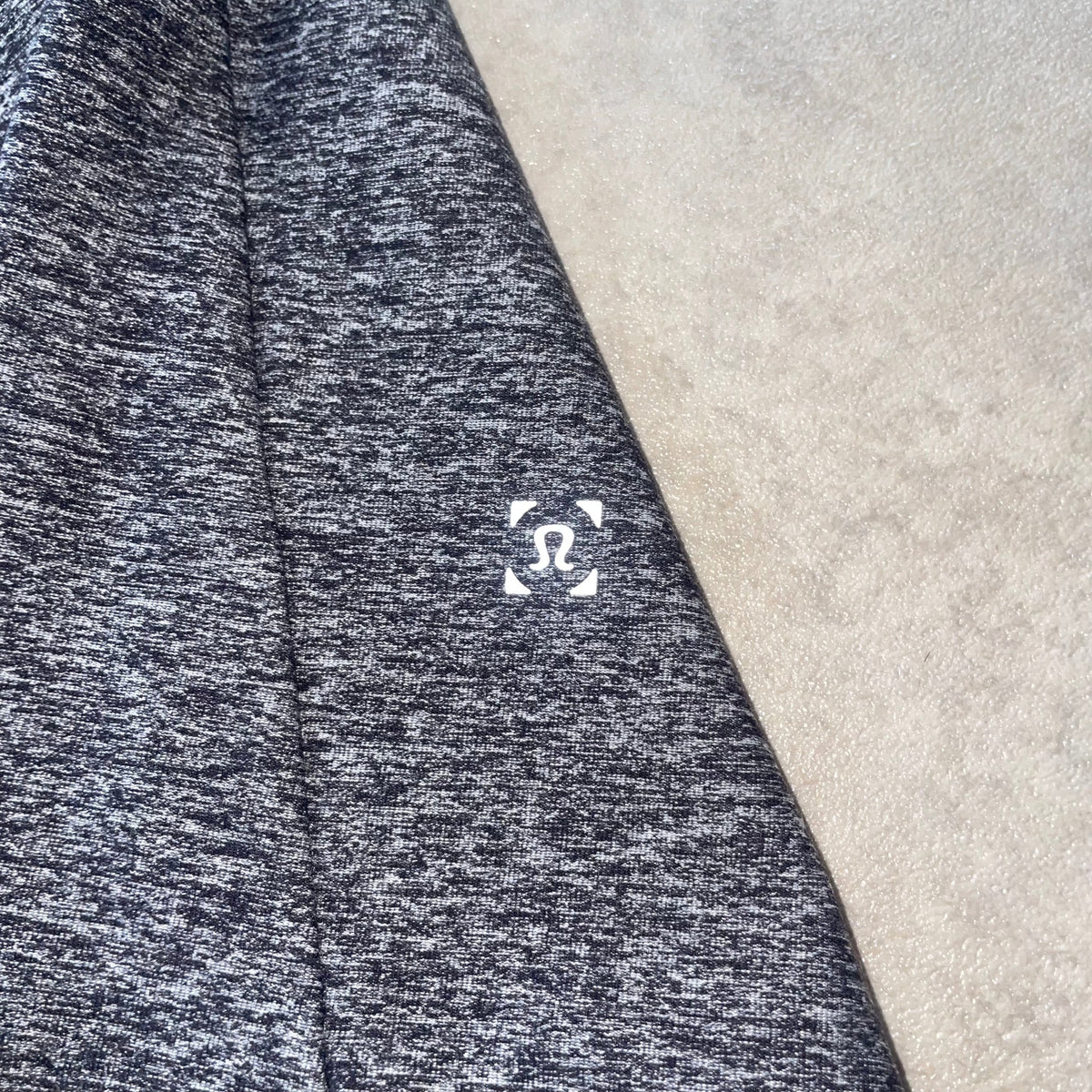 Lululemon "Grey Heather" 1/2 Zip Long Sleeve Top (Mens Size Medium)